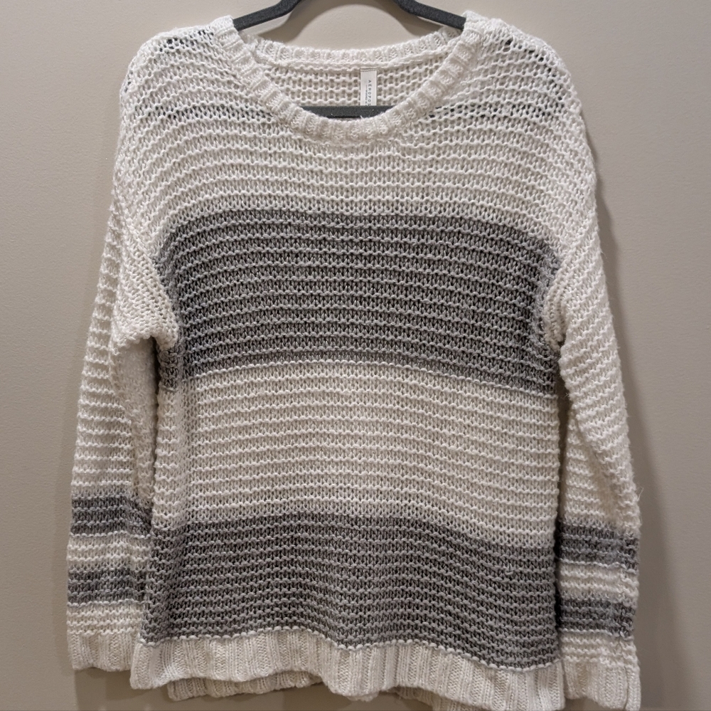Aeropostale Striped Gray and White Women's Knit Sweater Size Medium 100% Acrylic